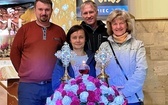 Sylwia Gruszczyk, Bożena Siuda, Patryk Zwardoń i Rafał Tlałka przy relikwiach świętej rodziny Martin.