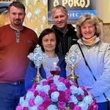 Sylwia Gruszczyk, Bożena Siuda, Patryk Zwardoń i Rafał Tlałka przy relikwiach świętej rodziny Martin.