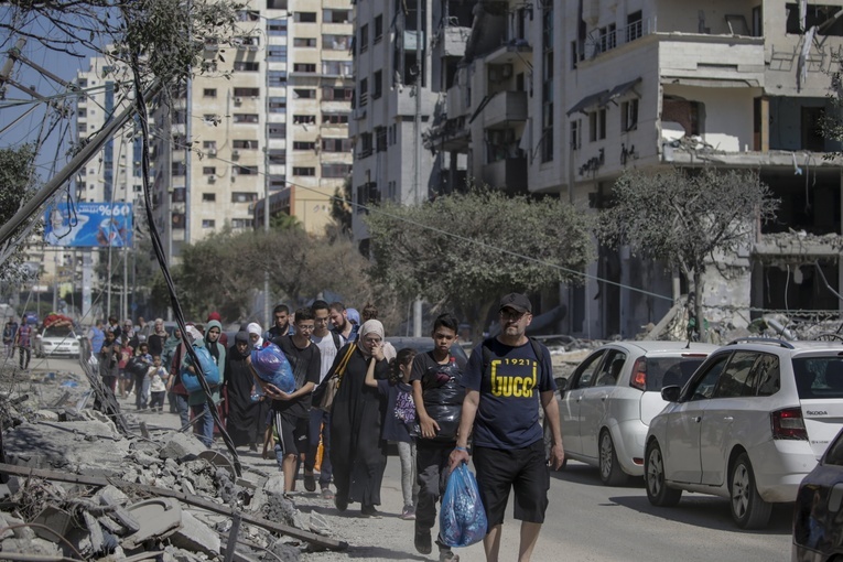 Co najmniej 2215 mieszkańców Strefy Gazy zginęło od wybuchu wojny