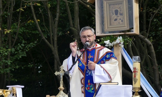 Ks. Grzegorz Piekiełko podczas Mszy św. górali na Magurce.