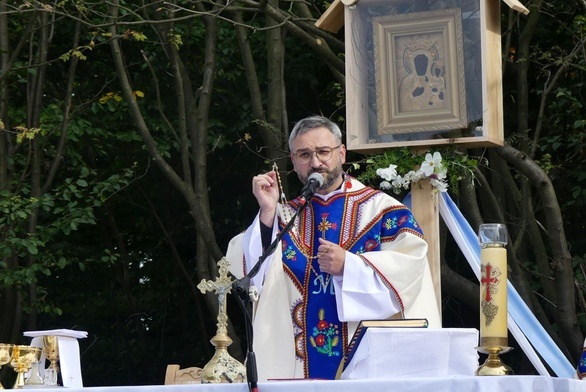 Ks. Grzegorz Piekiełko podczas Mszy św. górali na Magurce.