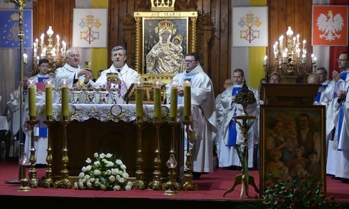 Bp Roman Pindel przewodniczył Mszy św. przy relikwiach bł. rodziny Ulmów podczas ostatniego w tym roku nabożeństwa fatimskiego.