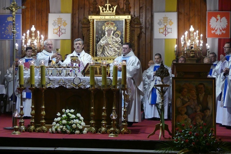 Bp Roman Pindel przewodniczył Mszy św. przy relikwiach bł. rodziny Ulmów podczas ostatniego w tym roku nabożeństwa fatimskiego.