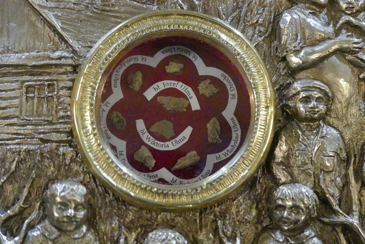 Relikwie bł. rodziny Ulmów w peregrynującym relikwiarzu.