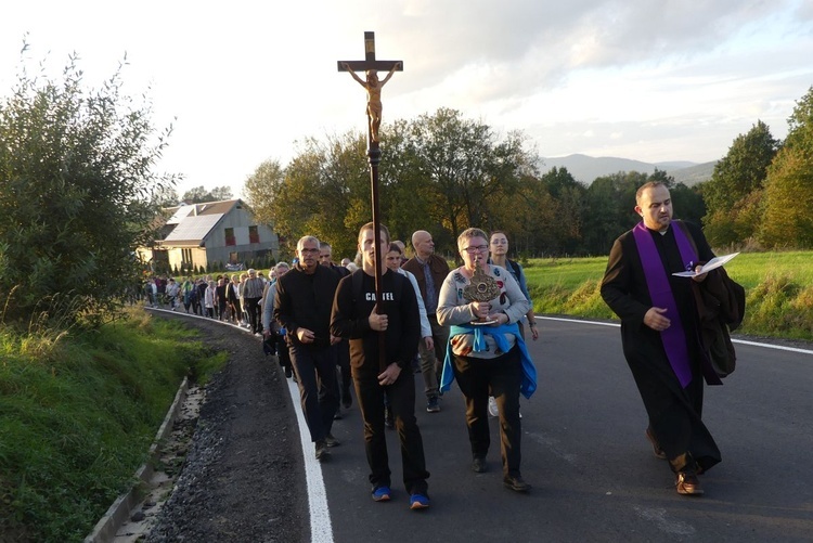 Rodziny Domowego Kościoła z Żywca wraz z ks. Jackiem Moskalem przyniosły relikwie bł. rodziny Ulmów do Rychwałdu.