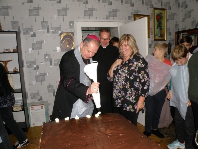 Mysłowice-Brzęczkowice. Biskup Olszowski z młodymi udekorowali tort dla parafian