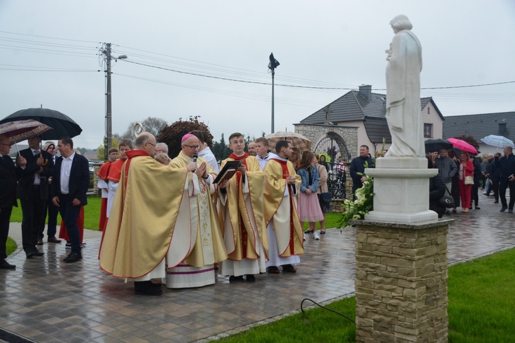 Poświęcenie nowo wybudowanego domu parafialnego w Krośnicy