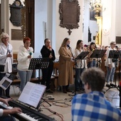 Zespól Boża spRawka prowadzi wielbienia raz w miesiącu w rodzinnej parafii, ale chętnie modli się także z wiernymi w diecezji. Teraz zapraszają "do siebie", do wspólnej modlitwy ze świętymi.