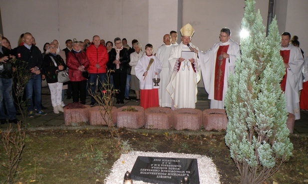 Mysłowice. Tablica w miejscu dawnego cmentarza