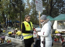 Katowice. Archidiecezjalny Dom Hospicyjny św. Jana Pawła II kwestuje na cmentarzach