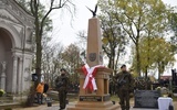 W uroczystości odsłonięcia i poświęcenia pomnika, wzięła udział m.in. wojskowa kompania honorowa.