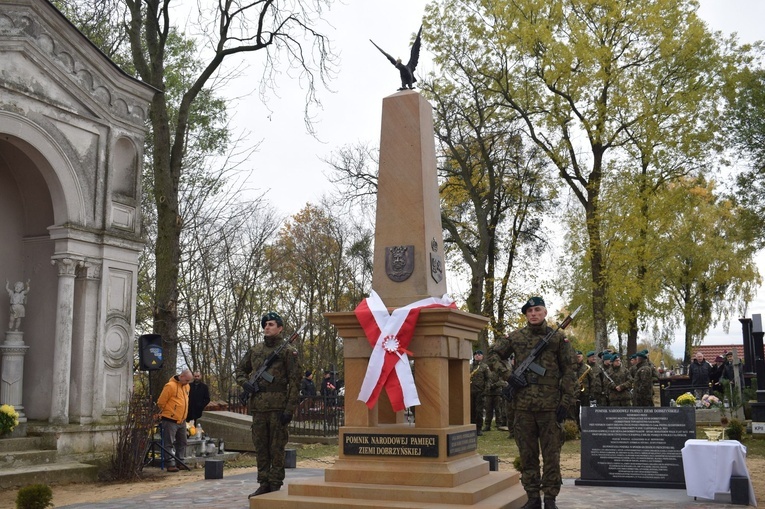 W uroczystości odsłonięcia i poświęcenia pomnika, wzięła udział m.in. wojskowa kompania honorowa.