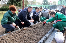 Z wolontariuszami cebulki sadzili Iwona Stępniewska i ks. Karol Piłat.
