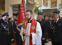 Relikwiarz wniósł do kościoła ks. Damian Siciarz. 