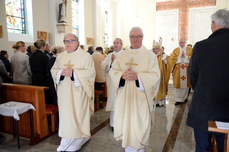 Poświęcenie ołtarza w kościele parafialnym w Wawelnie