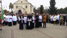 Uczestnicy uroczystości przed kościołem w Szydłowie.