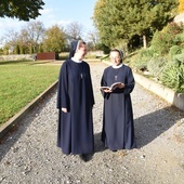 S. Barbara (z lewej) i s. Agata z katechizmem w ręku.