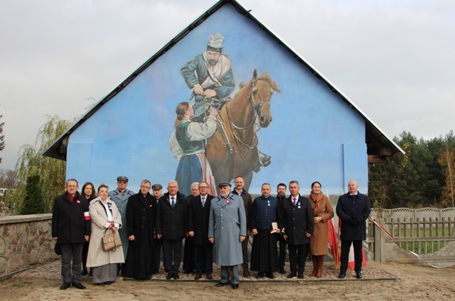 Mural odsłonili Stanisław Karczewski, Dariusz Wołczyński, ks. Zbigniew Kras, ks. Dobczyński i mecenasi projektu.