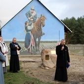 Mural przedstawia fragment obrazu "Ranny powstaniec" Stanisława Witkiewicza.