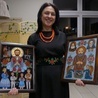 Katarzyna Janik ze swoimi świętymi malowanymi na szkle.