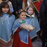 Dzieczynki z DSM przyniosły w darze ołtarza "Serce św. Katarzyny".