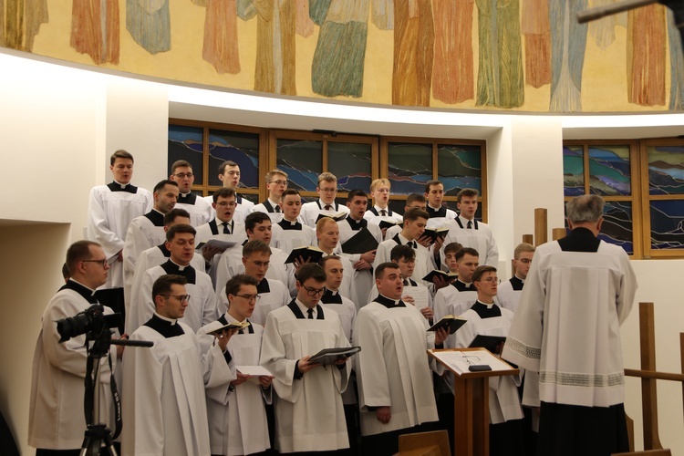 Podczas Mszy św. śpiewał chór seminaryjny pod batutą ks. prof. Stanisława Garnczarskiego.