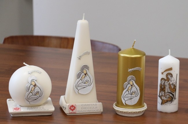 Caritas przygotowała cztery rodzaje świec.