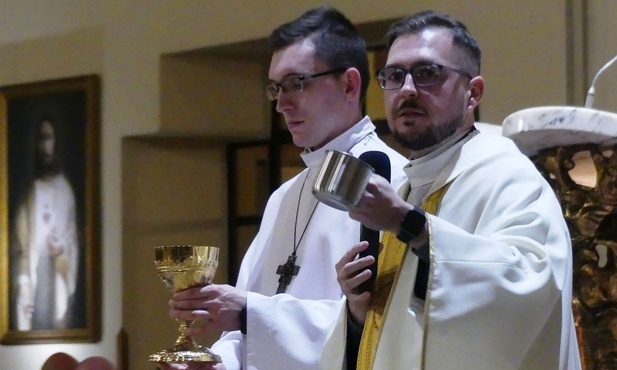 Diecezjalny duszpasterz młodych ks. Kamil Kuchejda (z prawej) podczas homilii.