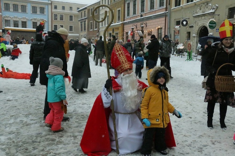 Św. Mikołaj poprowadził dzieci