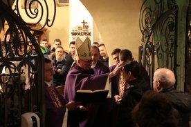 Biskup Szymon uczynił znak Krzyża na czole katechumenów i wprowadził ich do kościoła.