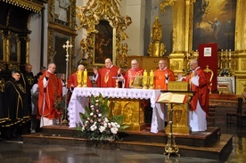 Mszy św. w pułtuskiej bazylice przewodniczył biskup płocki Szymon Stułkowski. 