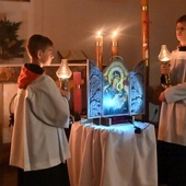 Przy ołtarzu ministranci i lektorzy przygotowali oprawę liturgiczną.