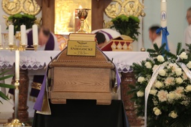 Pogrzeb ks. prałata odbył się w parafii pw. św. Józefa, przy której mieszkał przez ostatnie 16 lat.