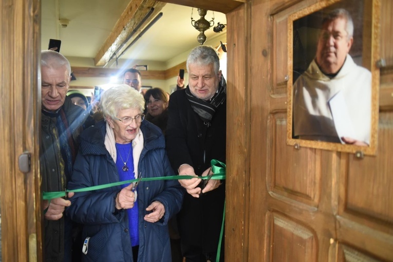 Wstęgę w kolorze nadziei przecięli najbliżsi krewni o. Jana.