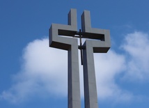 Czego uczą polskie krzyże-pomniki?