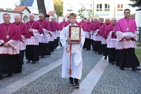 Ks. Wojciech Werner (pierwszy z prawej) został kustoszem kapituły kolegiackiej w Mielcu.