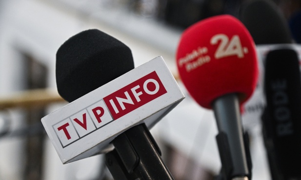 J. Ozdoba: W siedzibie TVP "silny facet" rzucił się na posła, szarpano kobietę