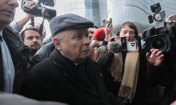 Politycy PiS w siedzibie TVP: Próba siłowego przejęcie telewizji publicznej; wzorce białoruskie