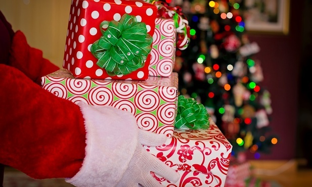 Święty Mikołaj, święty Bazyli, wiedźma Befana. Kto w Europie przynosi dzieciom prezenty?