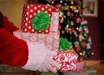 Święty Mikołaj, święty Bazyli, wiedźma Befana. Kto w Europie przynosi dzieciom prezenty?