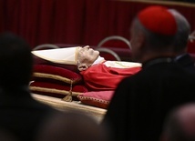 Ciało Benedykta XVI w bazylice św. Piotra. Tysiące wiernych oddadzą mu hołd