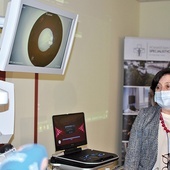 Anna Schossler, ordynator okulistyki, pokazuje aparaturę,  którą otrzymał jej oddział. 