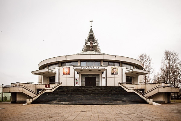 ▲	Na dachu kościoła znajduje się figura symbolizująca opiekę Matki Bożej nad mieszkańcami.