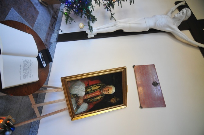 Księga kondolencyjna po śmierci papieża Benedykta XVI Kraków