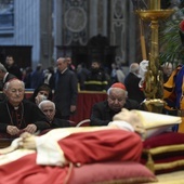 Kard. Dziwisz weźmie udział w pogrzebie Benedykta XVI