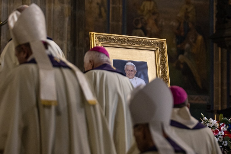 Liturgia podczas pogrzebu Benedykta XVI z niewielkimi zmianami ze względu na jego status