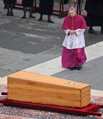 Sekretarz Benedykta XVI abp Georg Gaenswein żegna papieża seniora