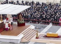 Podczas mszy pogrzebowej papieża Benedykta XVI