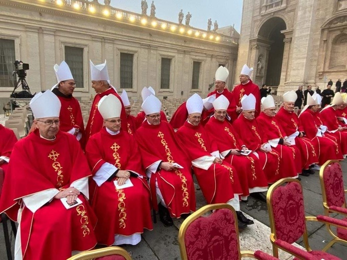 Biskupi ze Świdnicy modlili się przy ciele zmarłego papieża