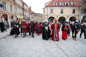 W Sandomierzu trzy barwne korowody zmierzały w południe na Rynek Starego Miasta.